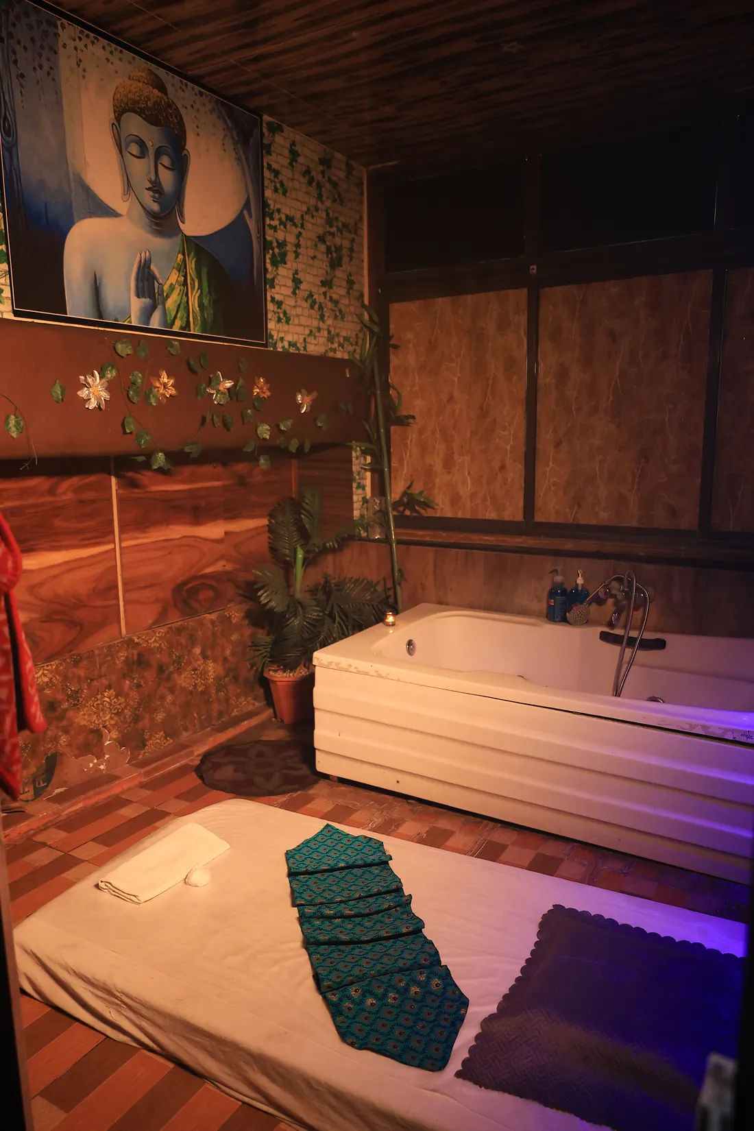 Jacuzzi room with plants and soft lighting at Deep Spa