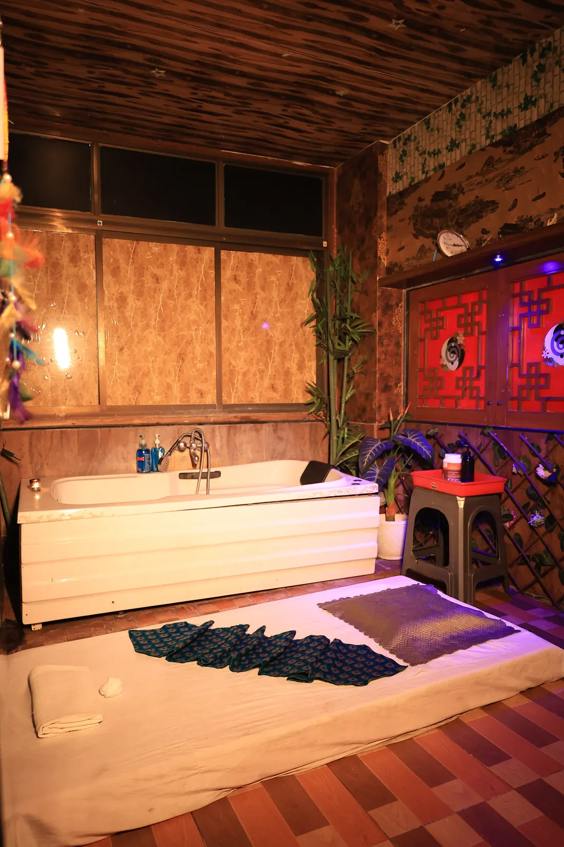 Jacuzzi beside a floor mattress at Deep Spa Andheri East