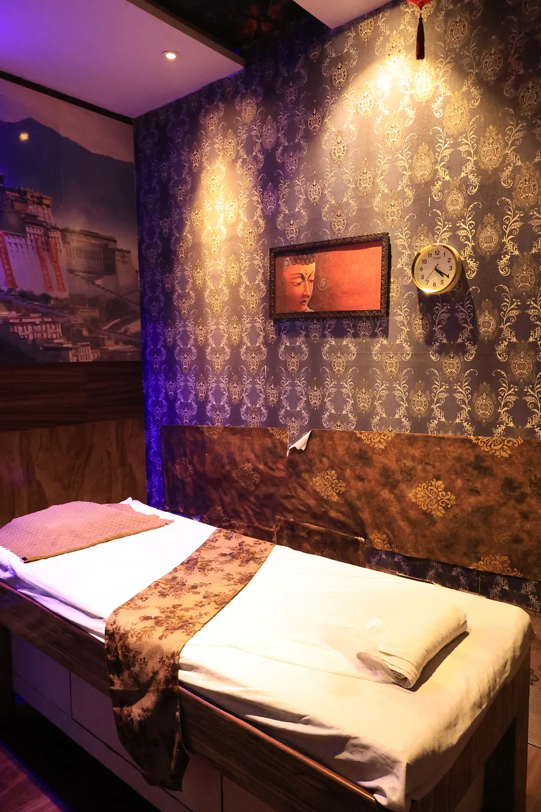 Signature therapy cabin with warm lighting at Deep Spa, Saki Naka